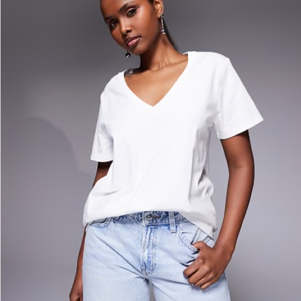 Good American White V-Neck Short Sleeve Tee